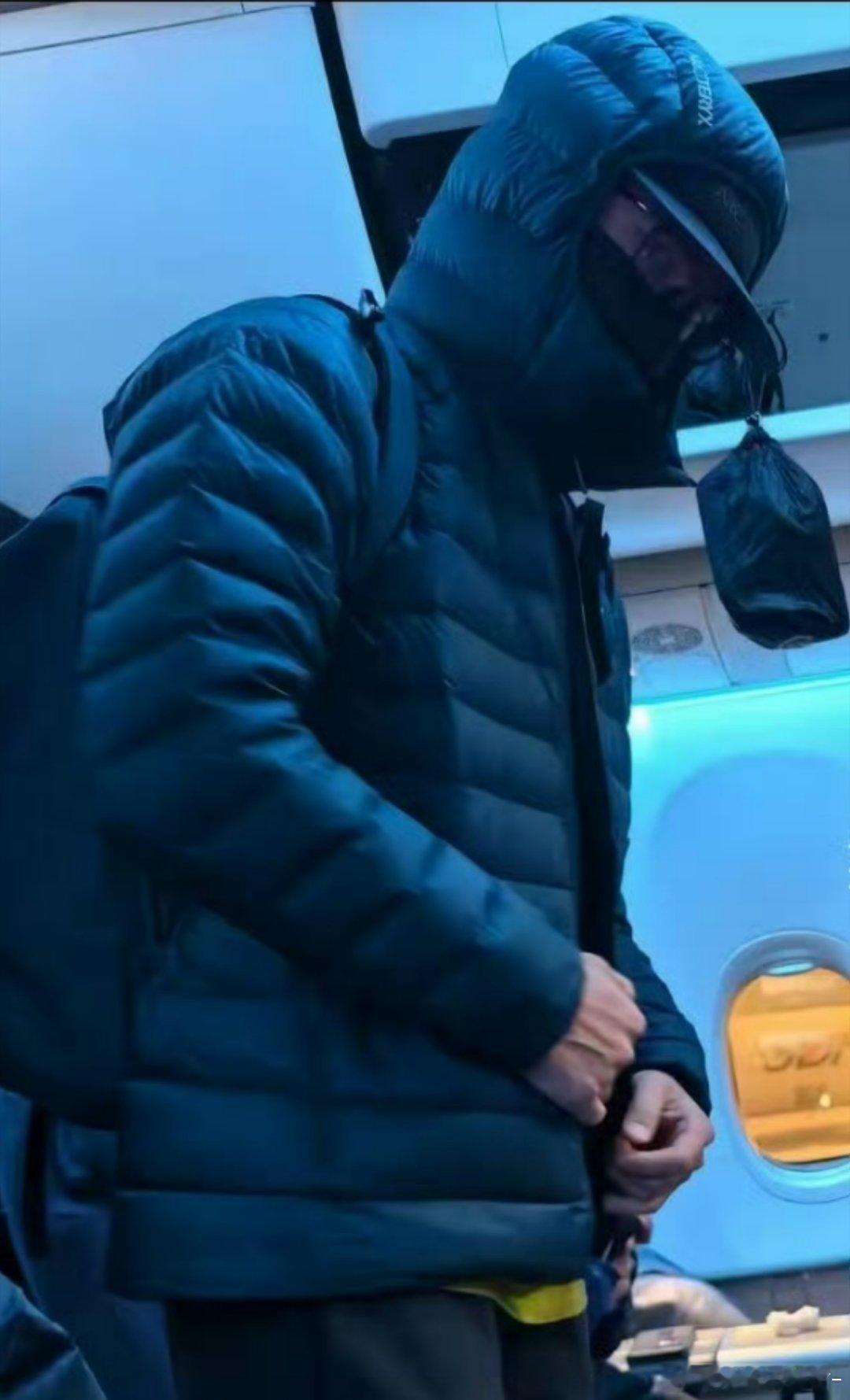 王一博出去玩特意戴黑框眼镜做装饰 是跟肖战学的吧啊啊啊啊啊啊