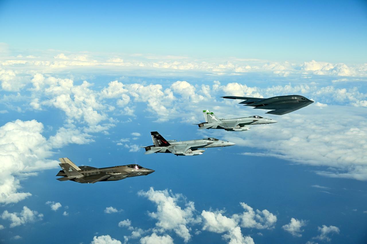 近日，美国密苏里州怀特曼空军基地发布消息称，该基地所属部队与海军第11舰载机联队