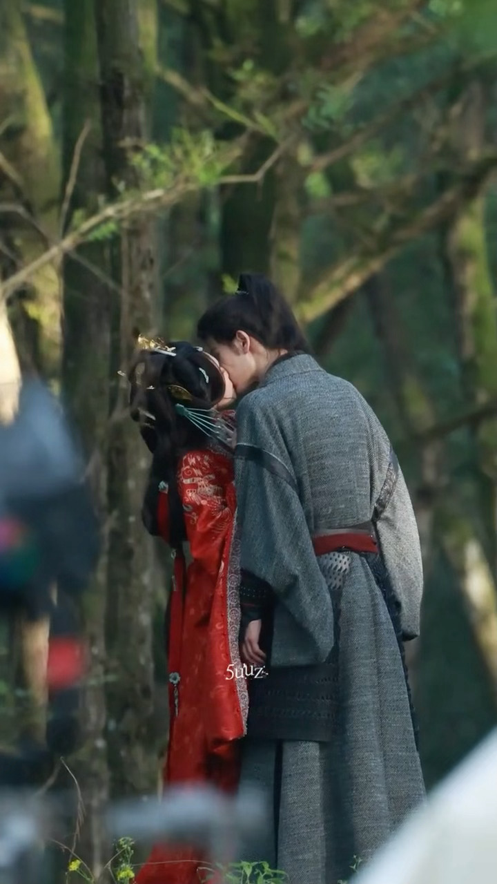 好一个摸脖吻😋张凌赫一把扯过林允亲吻路透张凌赫林允摸脖吻路透