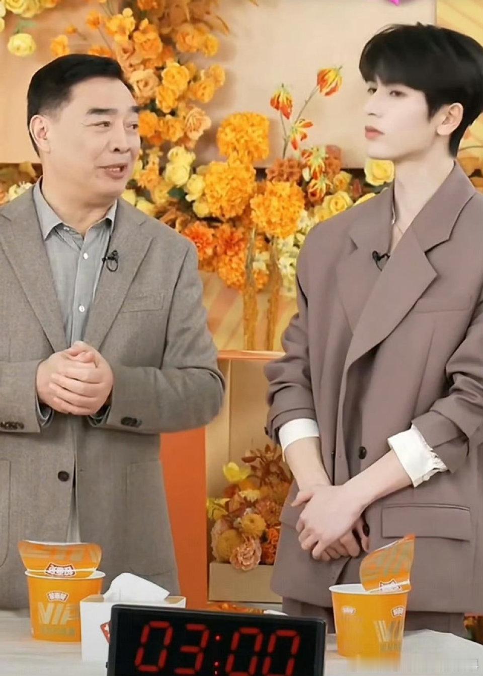 张凌赫 女孩一定得吃碳水 全员都是拉面范的忠实拥趸，这般“沉浸式爱吃”，新品滋味