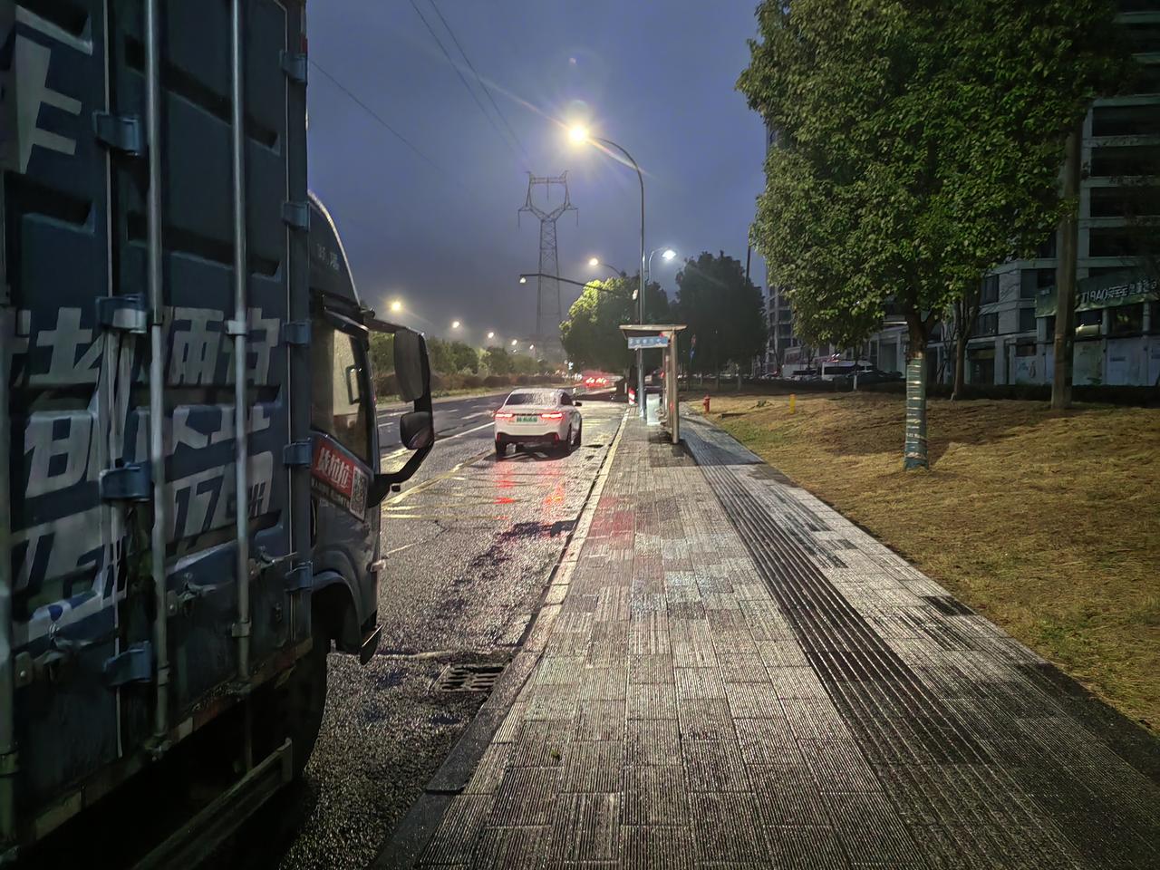 占用公交车站（位），不应该！