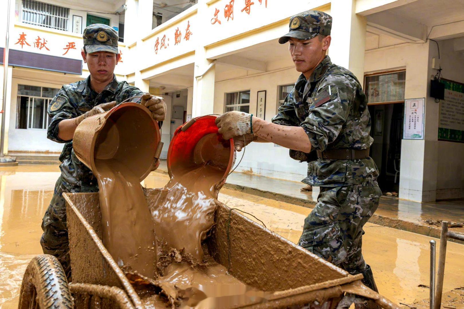 突发！#广西玉林洪涝武警官兵紧急驰援#受连日特大降雨影响，广西玉林北流市平政镇发