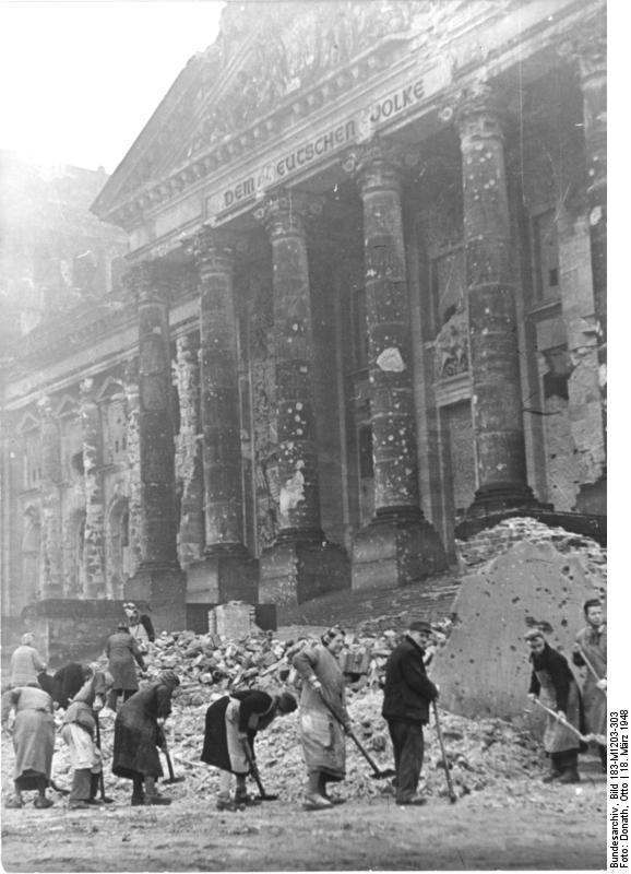 德国战后清除废墟。柏林Clearing rubble in front of t