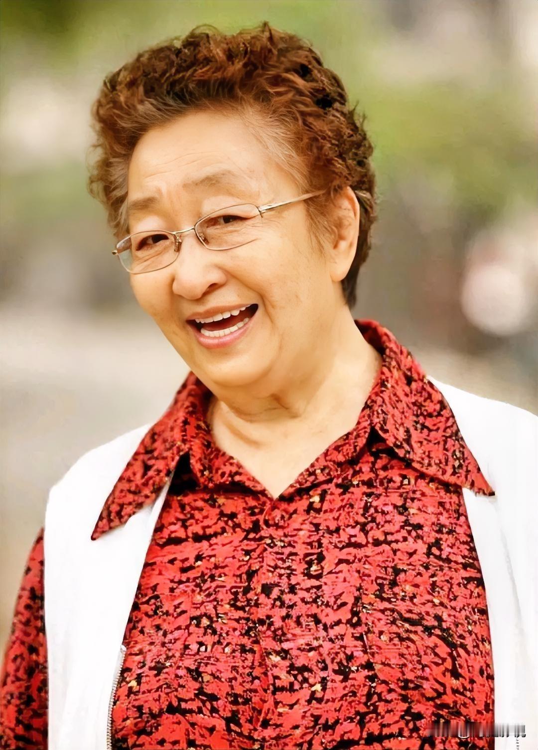 大家还记得这位女演员吗？
她今年已91岁了，黑龙江人，年轻时长得端庄大气，尤其眼