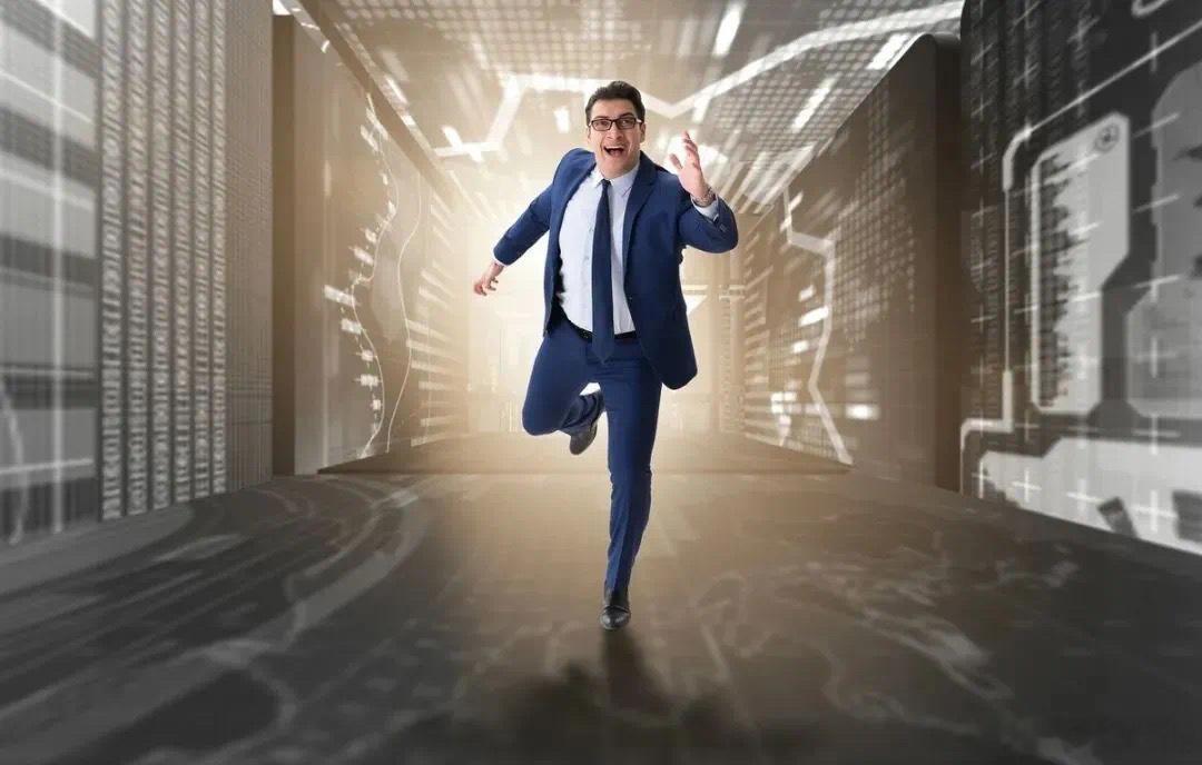 回响·默斋主人原创自由诗你伫立流水此岸，半生栖身渡口边。那座未曾明灭的灯塔，原是