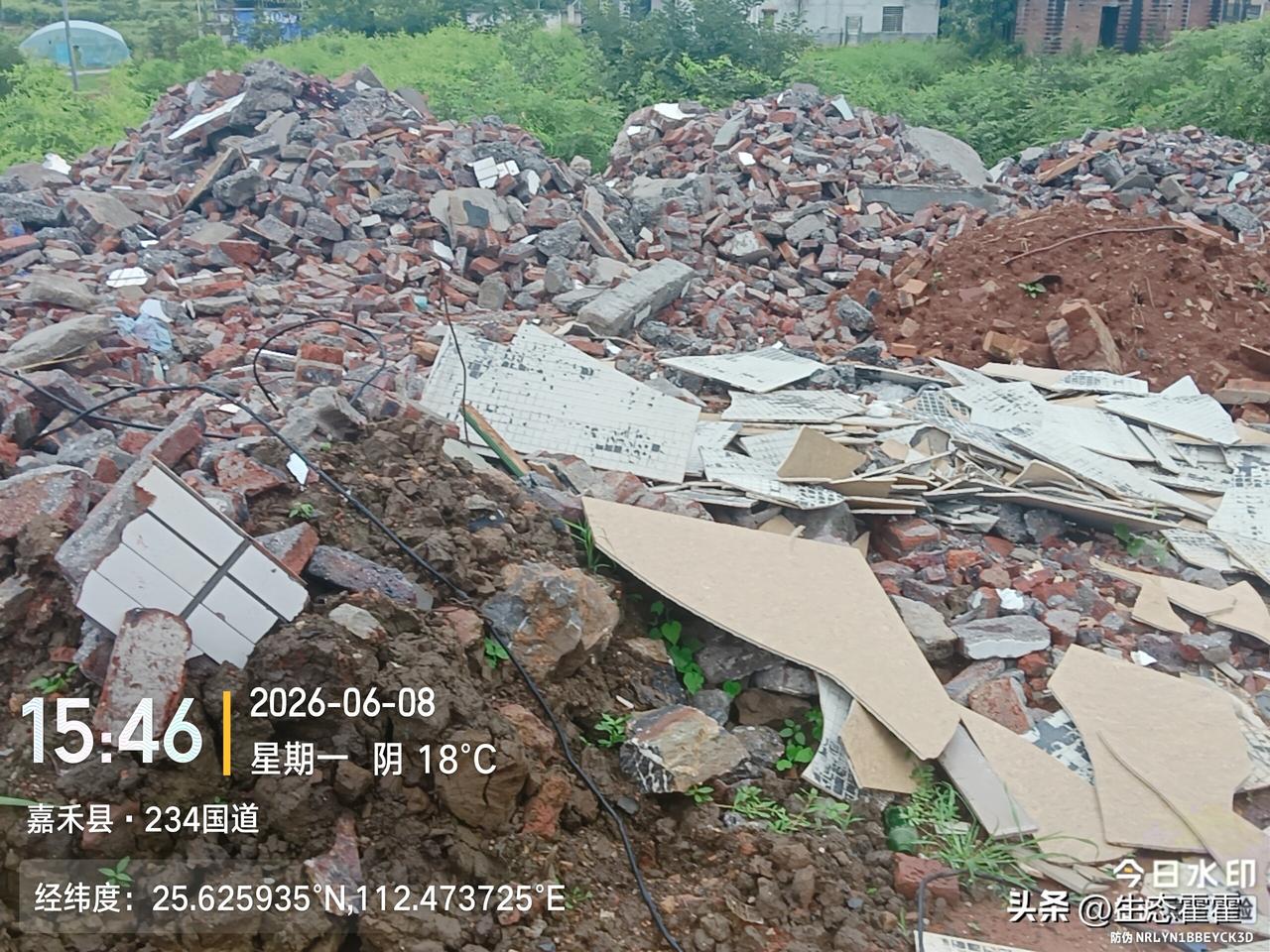 今天收到志愿者反映称：湖南嘉禾县建筑垃圾不规范倾倒现象比较严重，并上传了现场图片