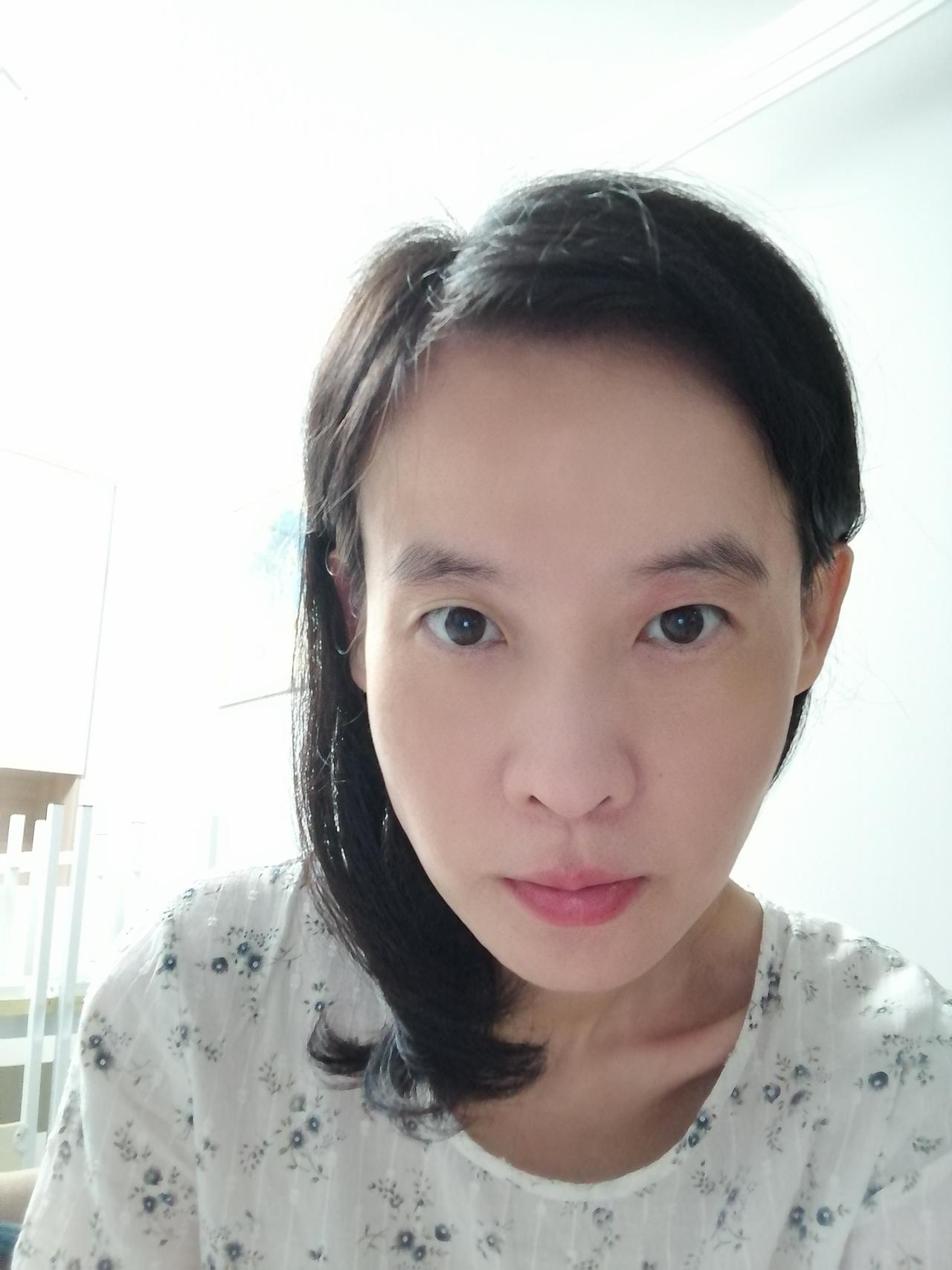 我妈的8g运行内存手机拍照自带美颜。我两侧脸型不对称，以前年纪轻的时候，是对称的