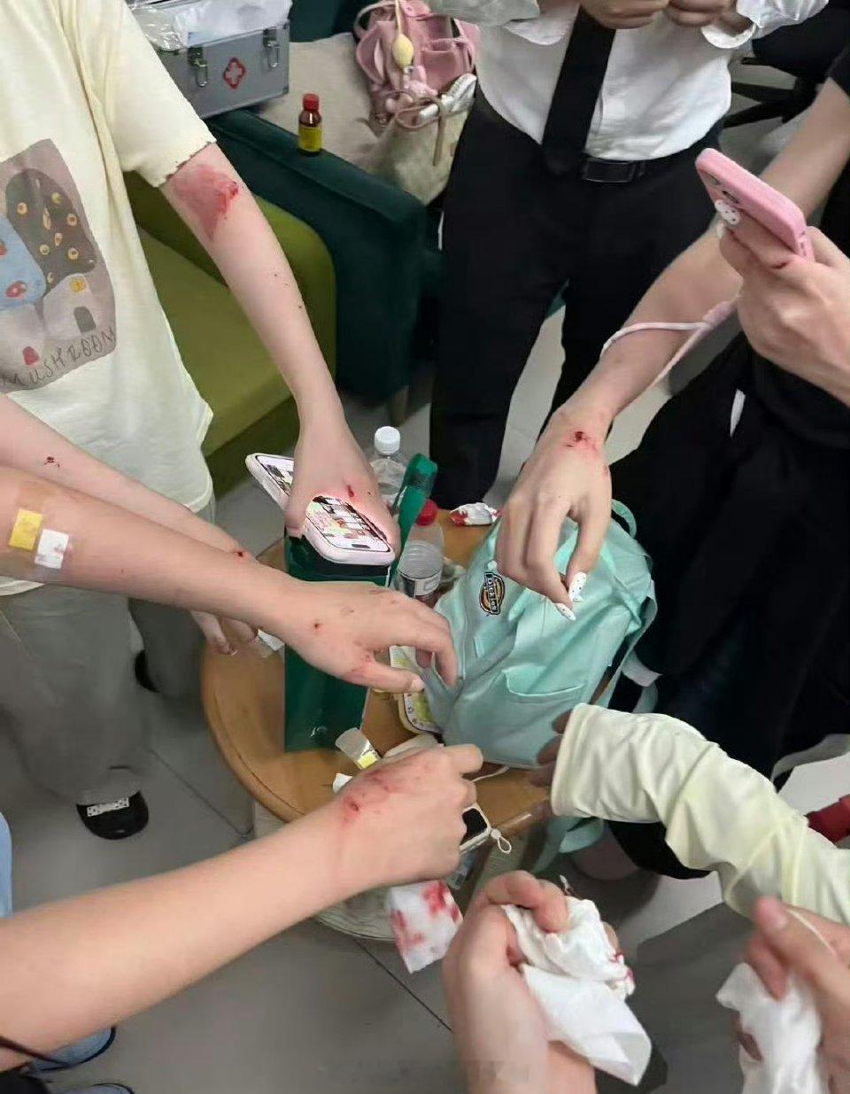 张凌赫线下活动安排因为人气聚集，冲碎了玻璃门，最终取消了活动。活动方得加强安保啊