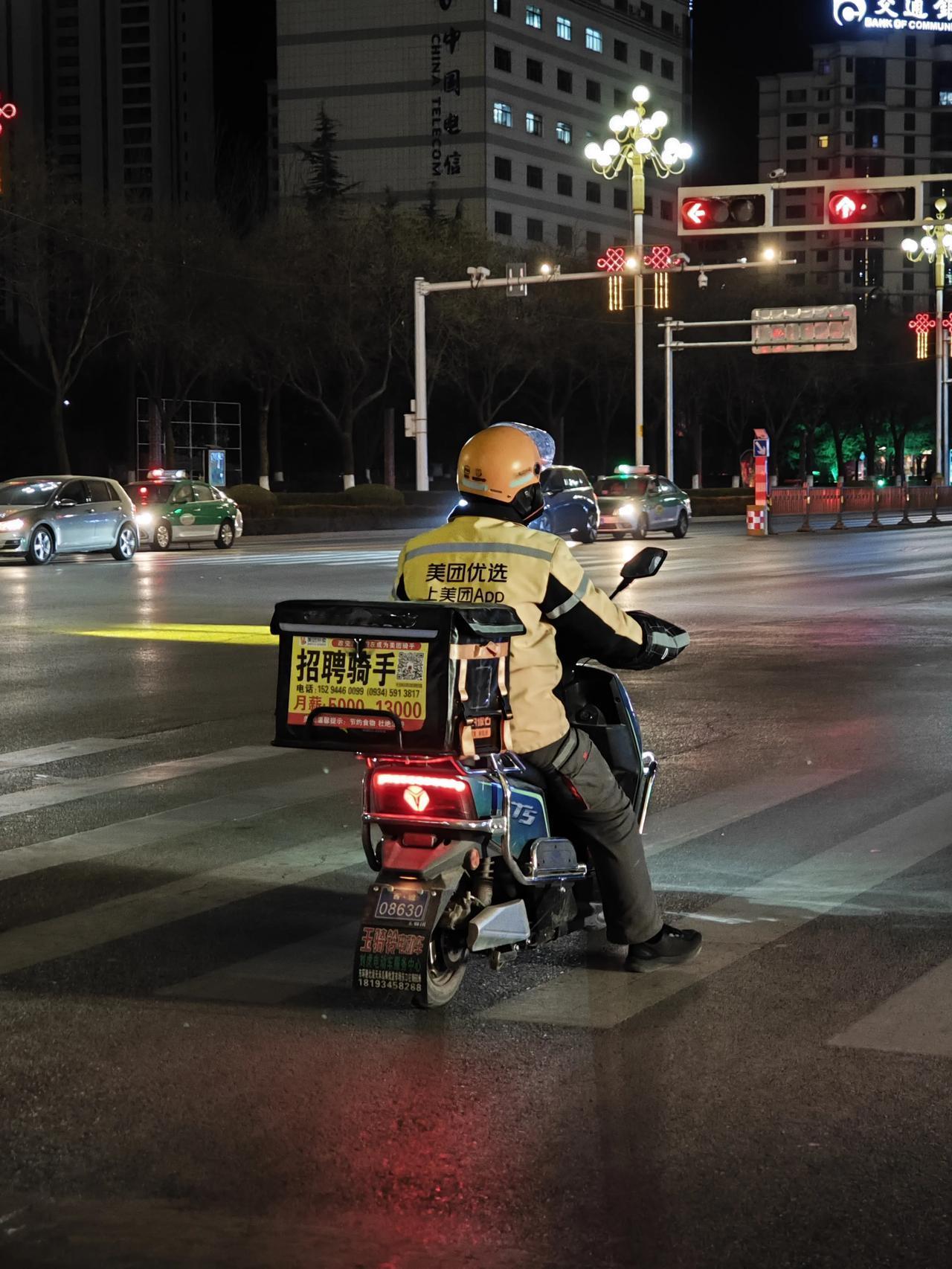 男友向我求婚时，我泣不成声，煎熬了一整夜，我不知道该怎么抉择。

大学时，我是个