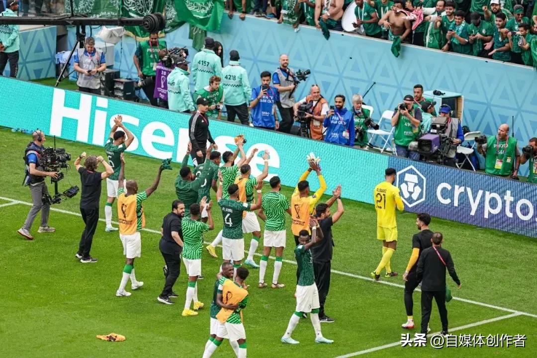 绿茵赛场爆出本届世界杯颠覆性战局。
万众看好的夺冠大热门西班牙，被实力悬殊的佛得