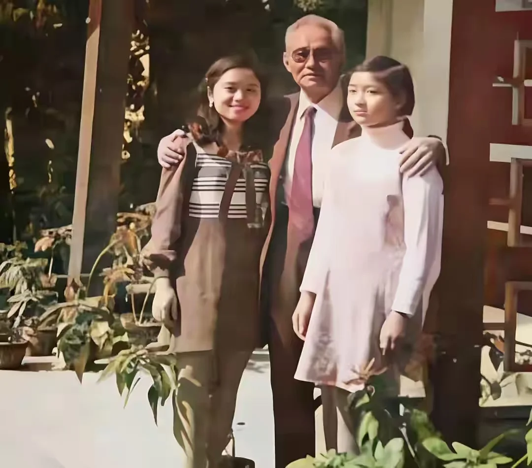 1975年，75岁的孙立人搂着两个女儿的合影，女儿颜值超高。老照片