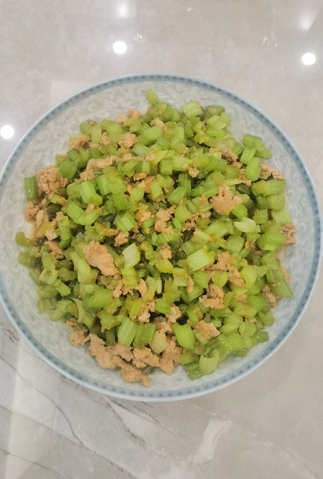 只有两个菜，那就拿水果凑一凑吧吃饱喝足出去溜一圈 