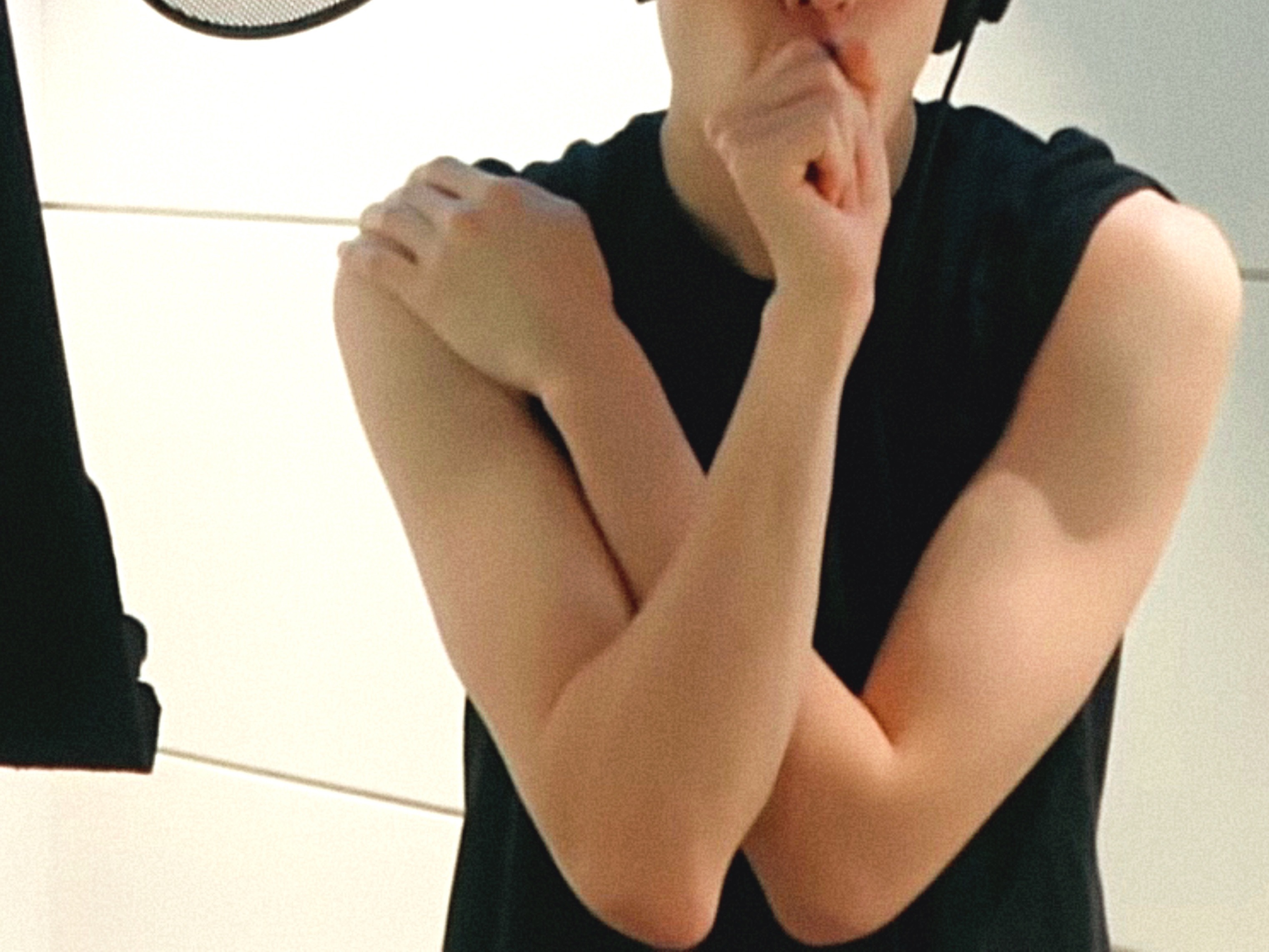 说起手臂肌肉，我好爱男神早期录音室里这样抱臂的样子