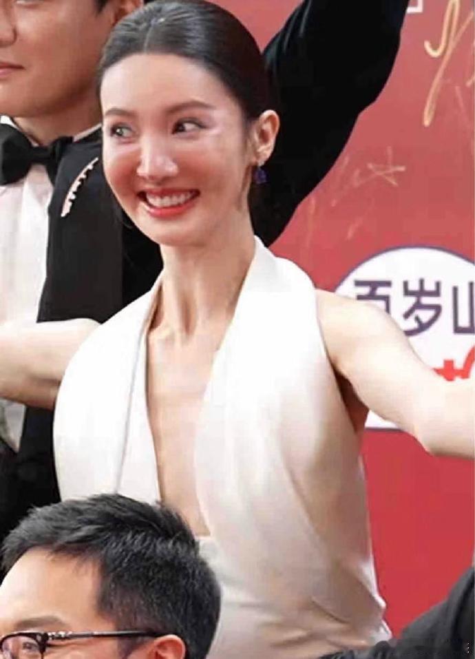 金晨又变脸，差点没认出来，苹果肌饱满的吓人，排骨胸毫无美感 ​​​