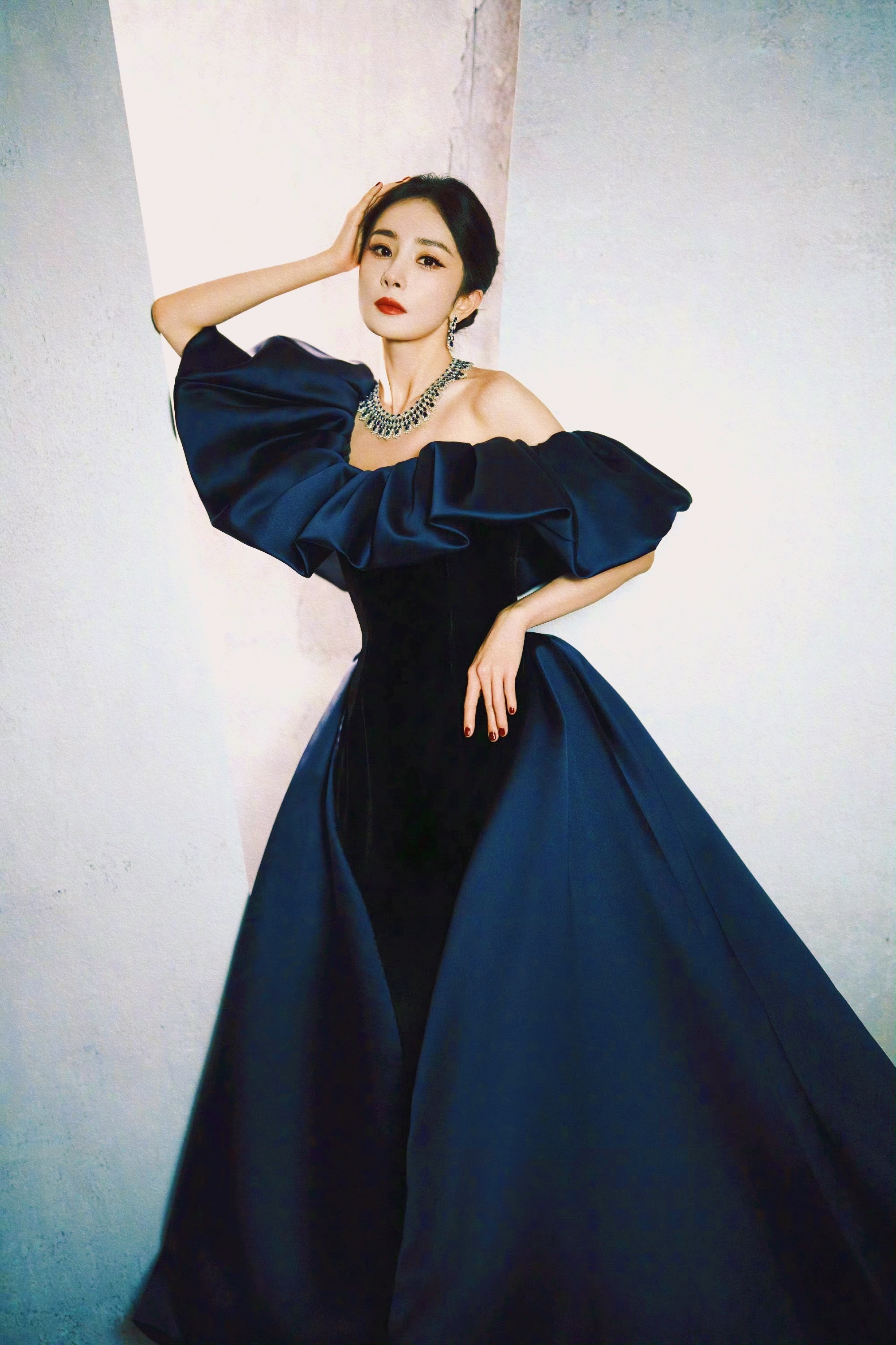 惊蛰无声剧组压轴幂姐 东方美人大气磅礴 大花压阵 全体起立今天女明星最佳造型🈶