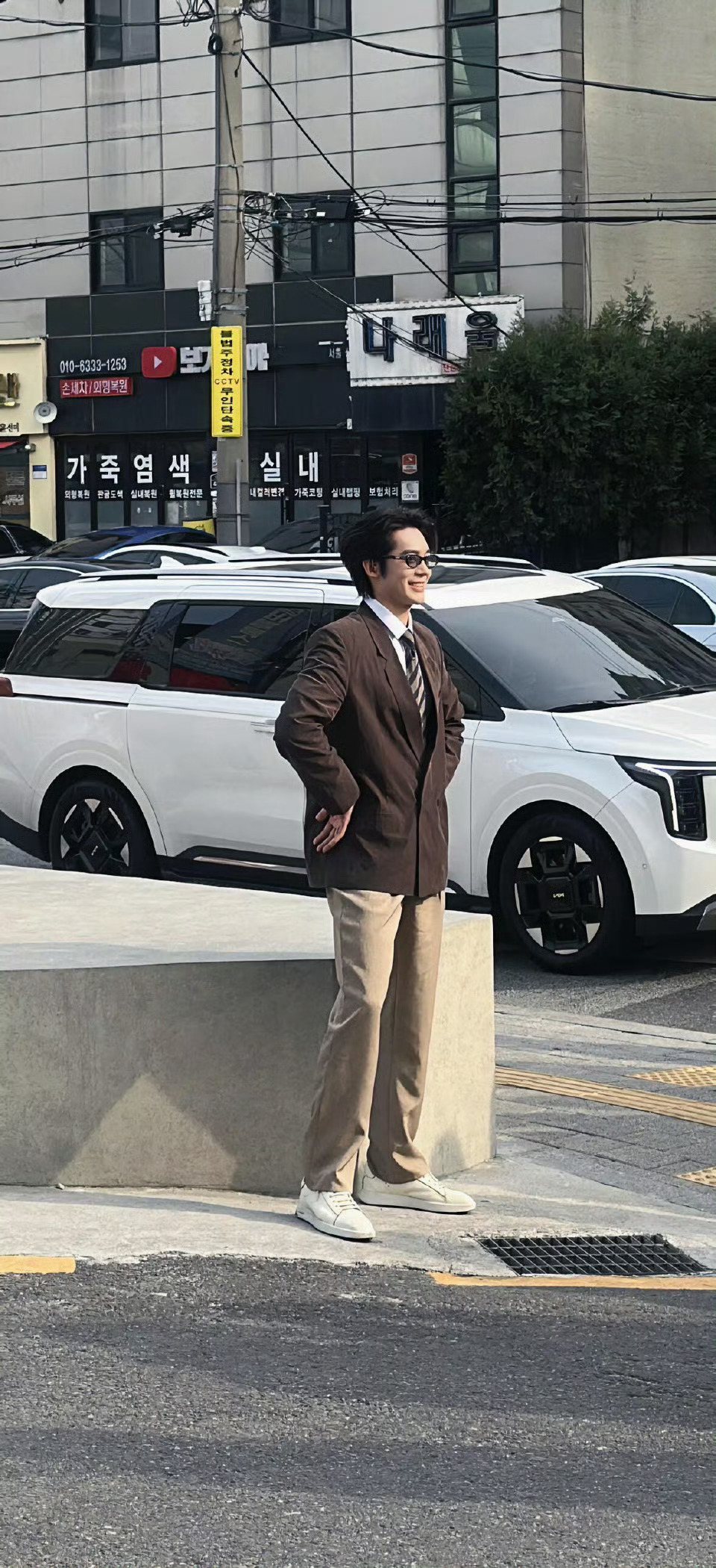 网友韩国偶遇于适拍摄，叉手番茄🍅 