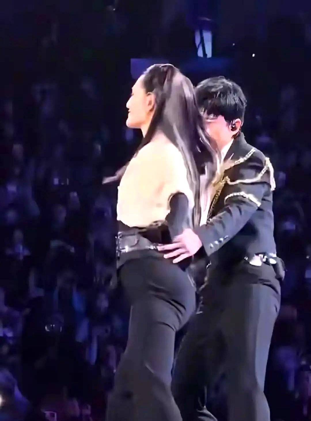 谢娜小腹微鼓又被传怀四胎？她本人出面回应了。

就因为一张紧身裤照片，镜头一放大