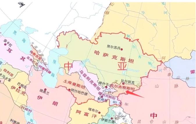美西方在东亚上蹿下跳，拼命给咱们挖坑，可他们做梦也没想到，中国直接亮出一张藏了近