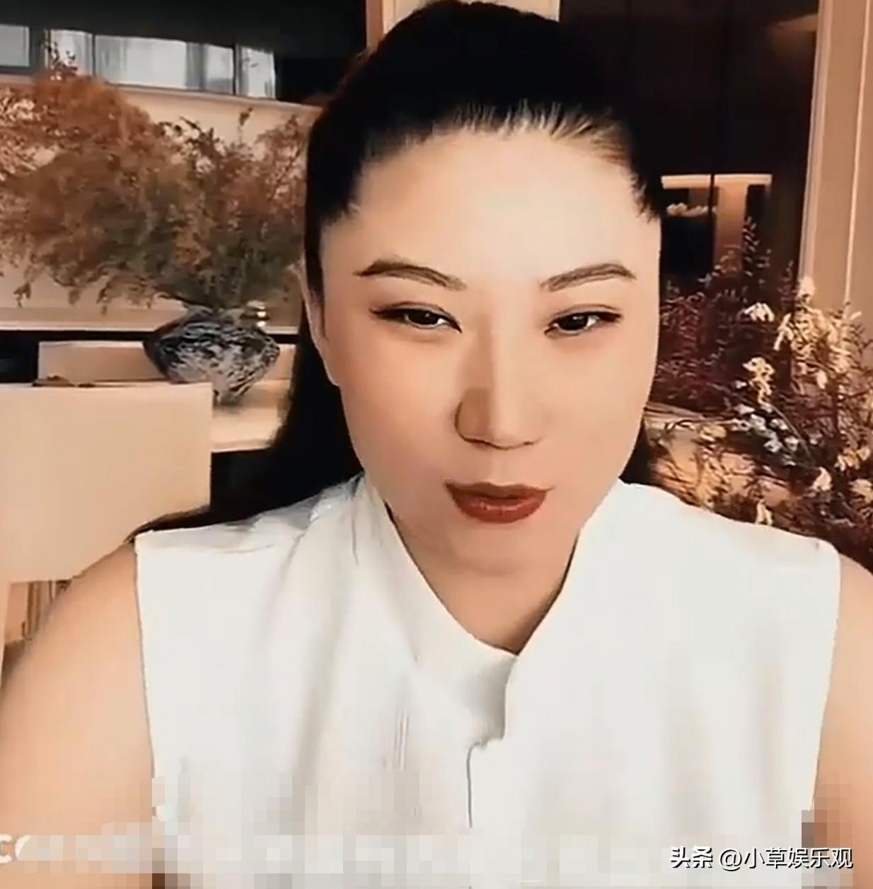 送她去英国读书，教她看财报买金条，上海买房赚了五倍。44.4万人看她落泪说“爱有