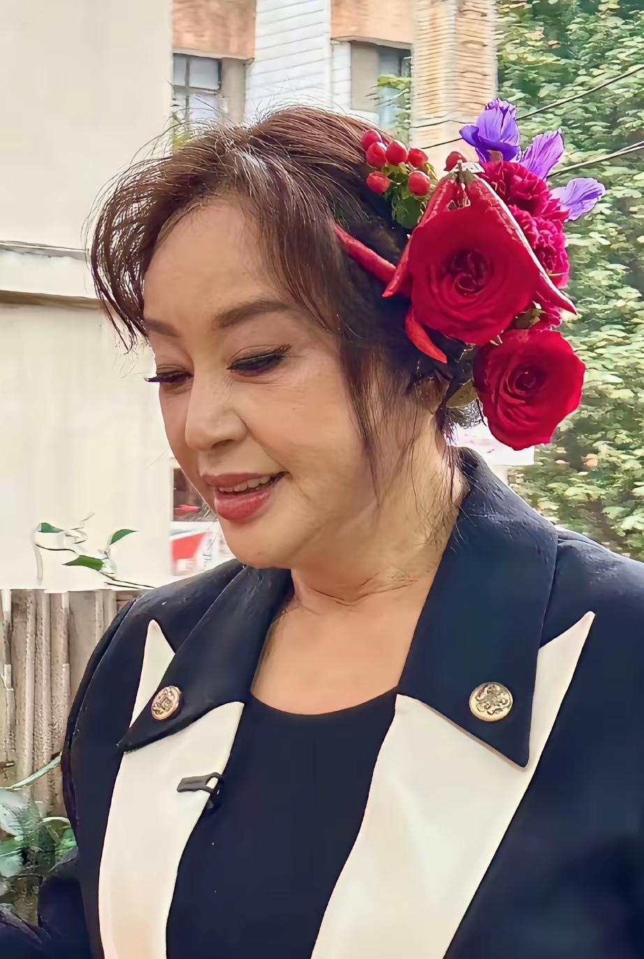 青春难永保，
光阴催人老。
曾经大名星，
娇容无处找。