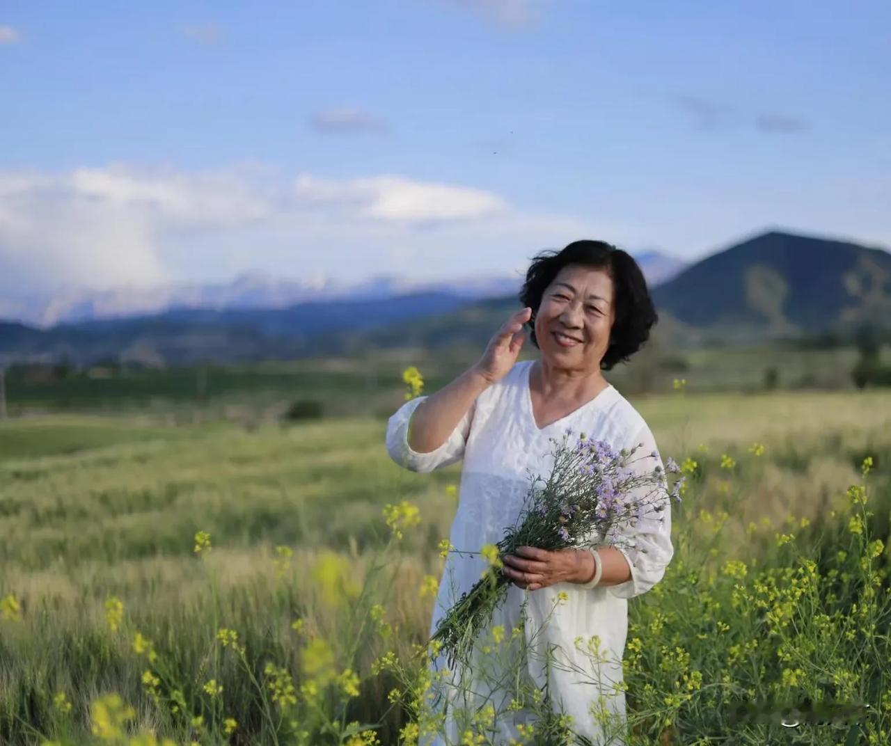 拍摄地址:皇宫村山峰
拍摄时间:25年6月29日

婶婶今年70岁了，甭看岁数比