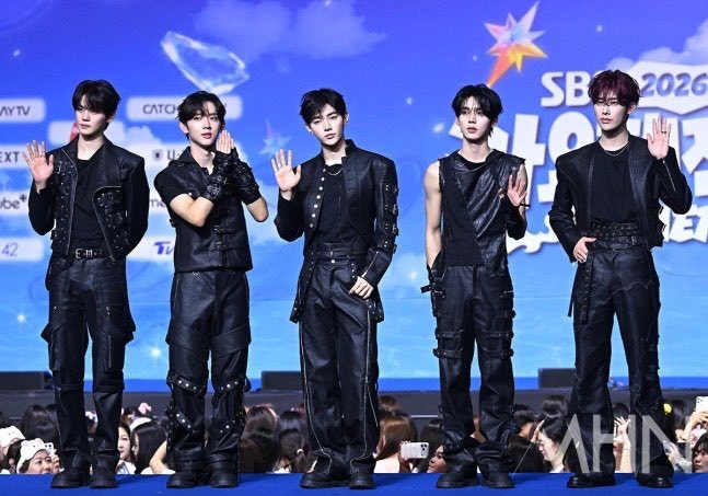 AND2BLE出席歌谣大战红毯，全员All Black🖤 