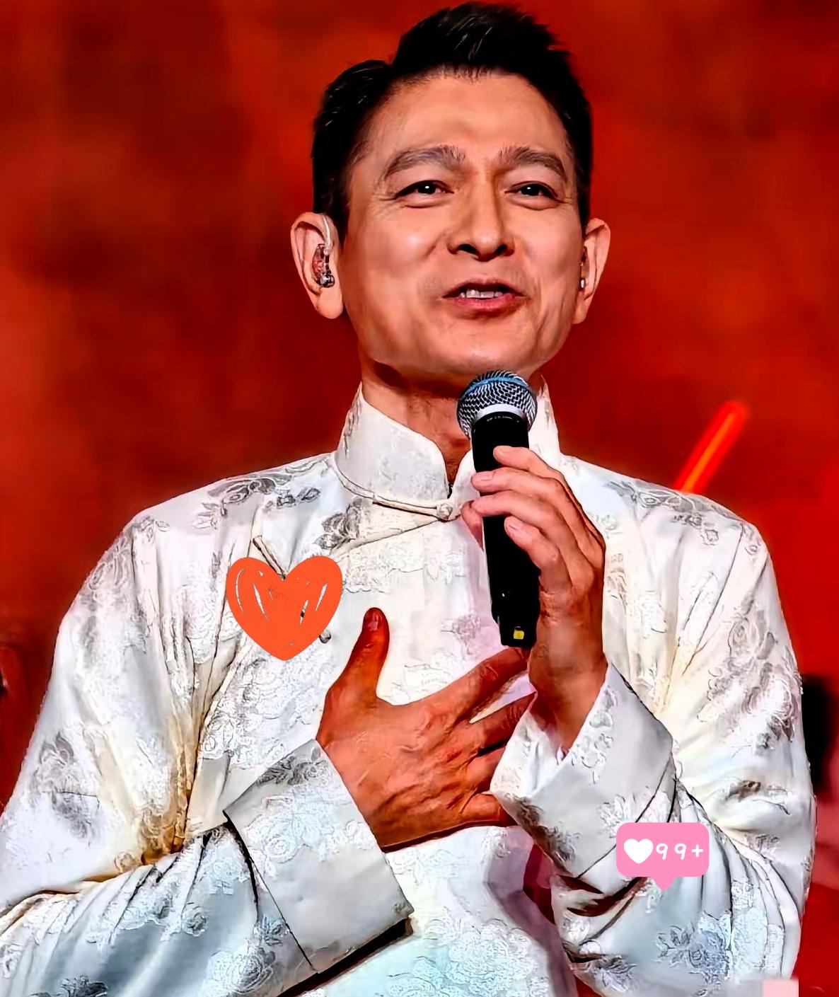 刘德华经纪人要被网友“逼疯”了！
全运会一曲《中国人》炸翻全场后，全网开启花式催