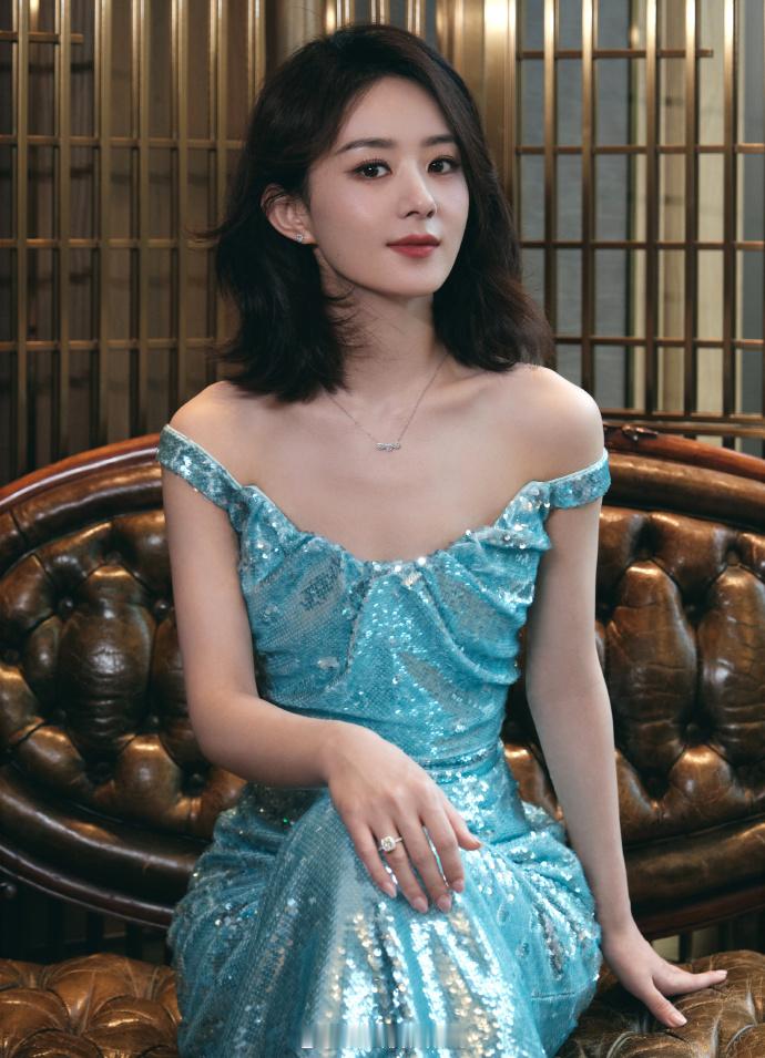 赵丽颖穿人鱼公主蓝色亮片裙 身材曲线玲珑有致 ​​​