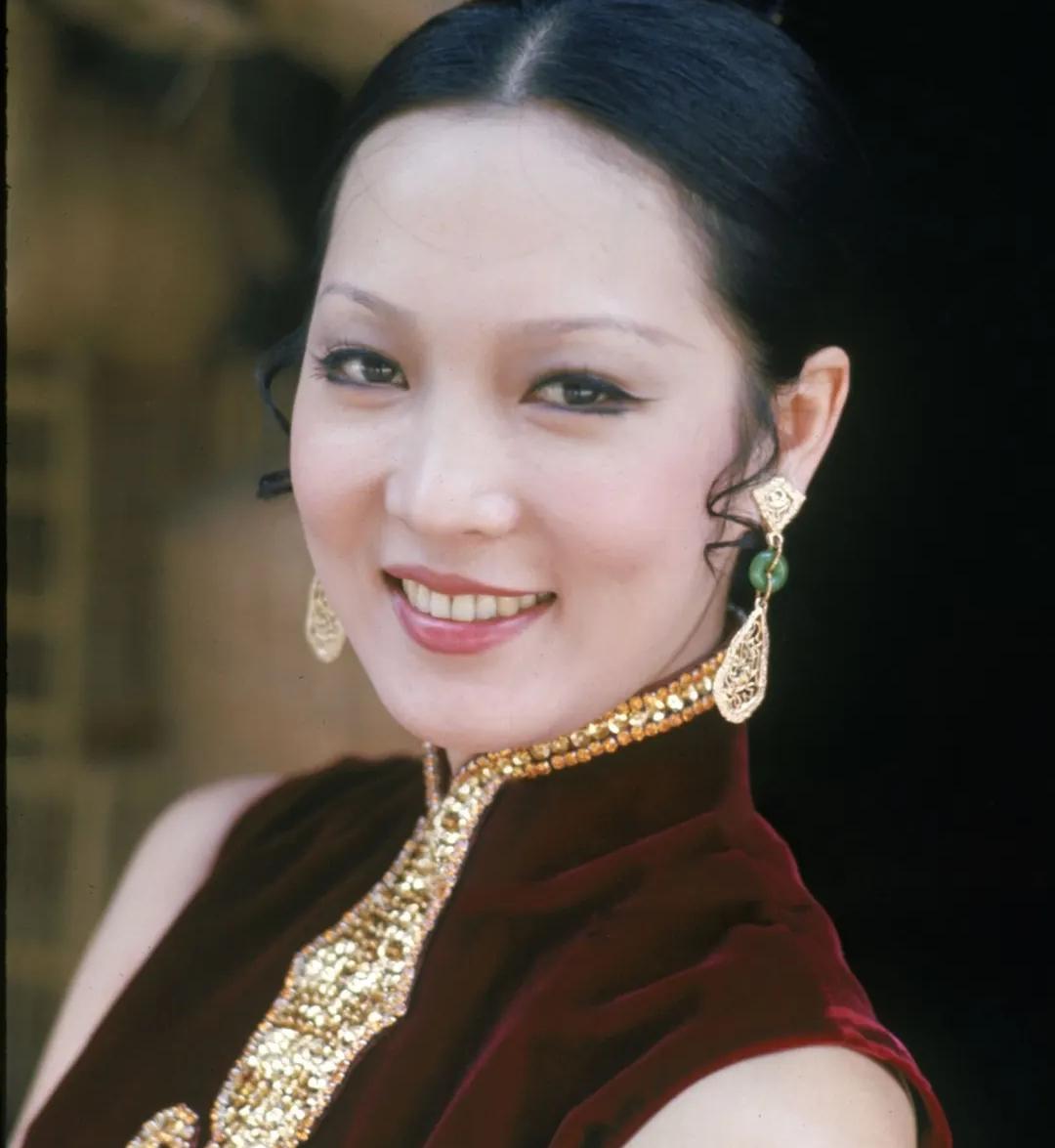恬妮，原名朱隐英，1948年出生于江苏无锡，幼年随家人迁居中国台湾，加拿大籍华人