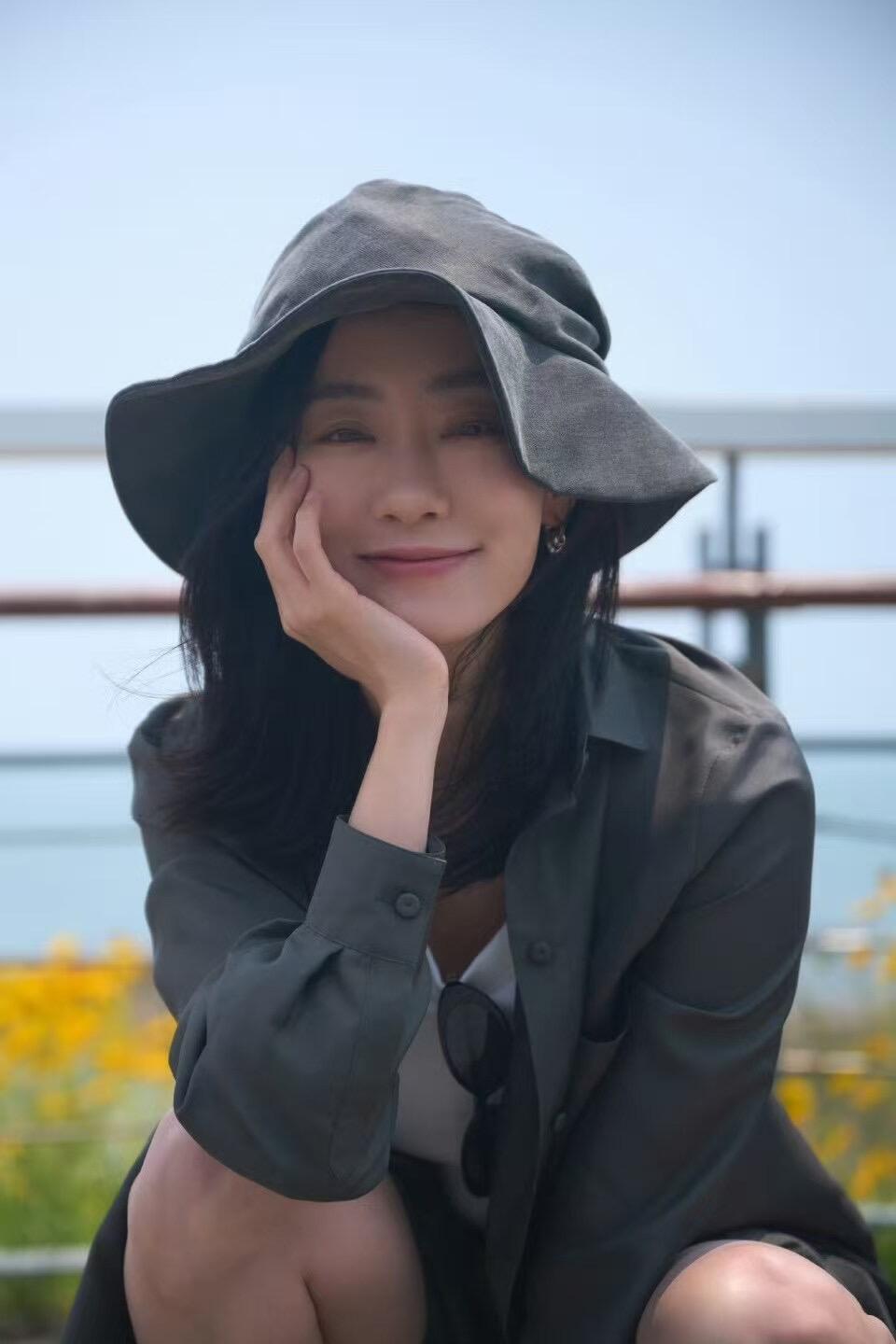 张小斐文淇官宣阿玛尼好喜欢张小斐和文淇喔，出道以来一直在踏实演戏，心里门儿清自己