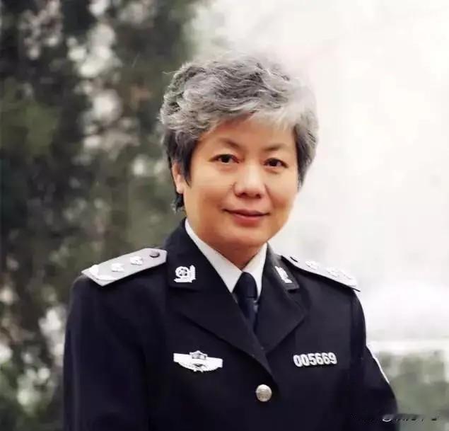 犯罪心理学家李玫瑾教授建议：
“凡是扶了老人被要求天价赔偿的，在老人拿不出任何证