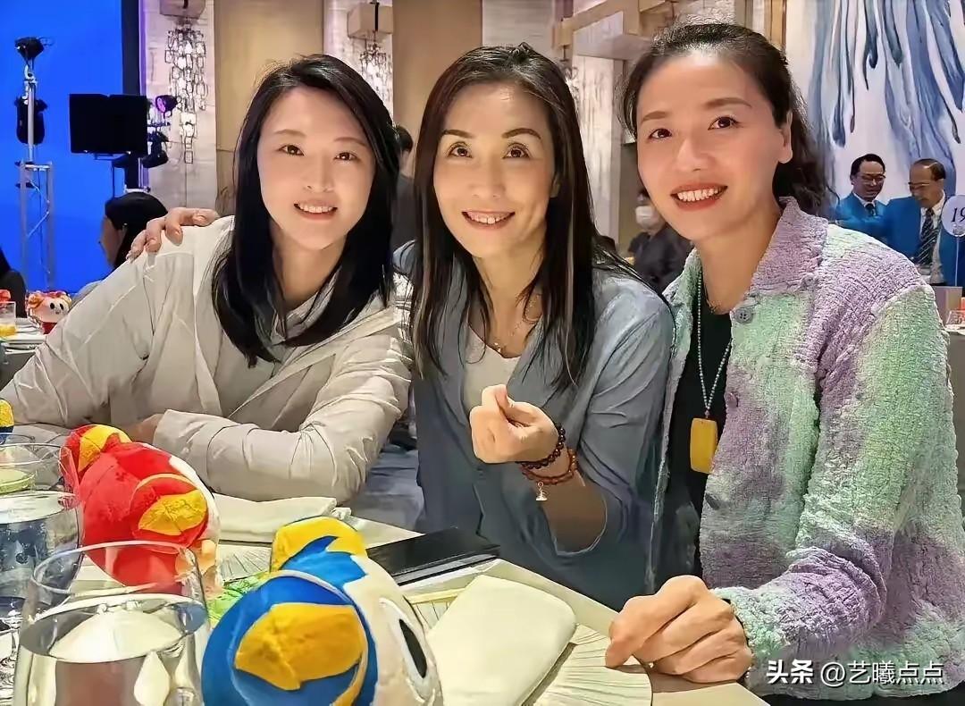 三位女士曾是中国女排的风云人物，赛场上英姿飒爽，气场强大，而此时身着休闲时装，端