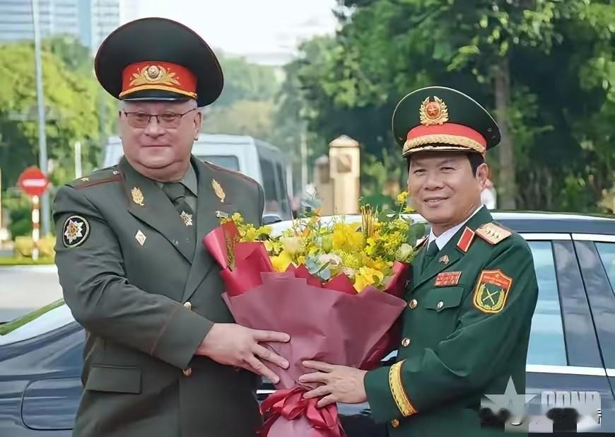 越南人民军总参谋长阮新疆大将主持欢迎白俄罗斯武装力量总参谋长帕维尔·穆拉维科少将