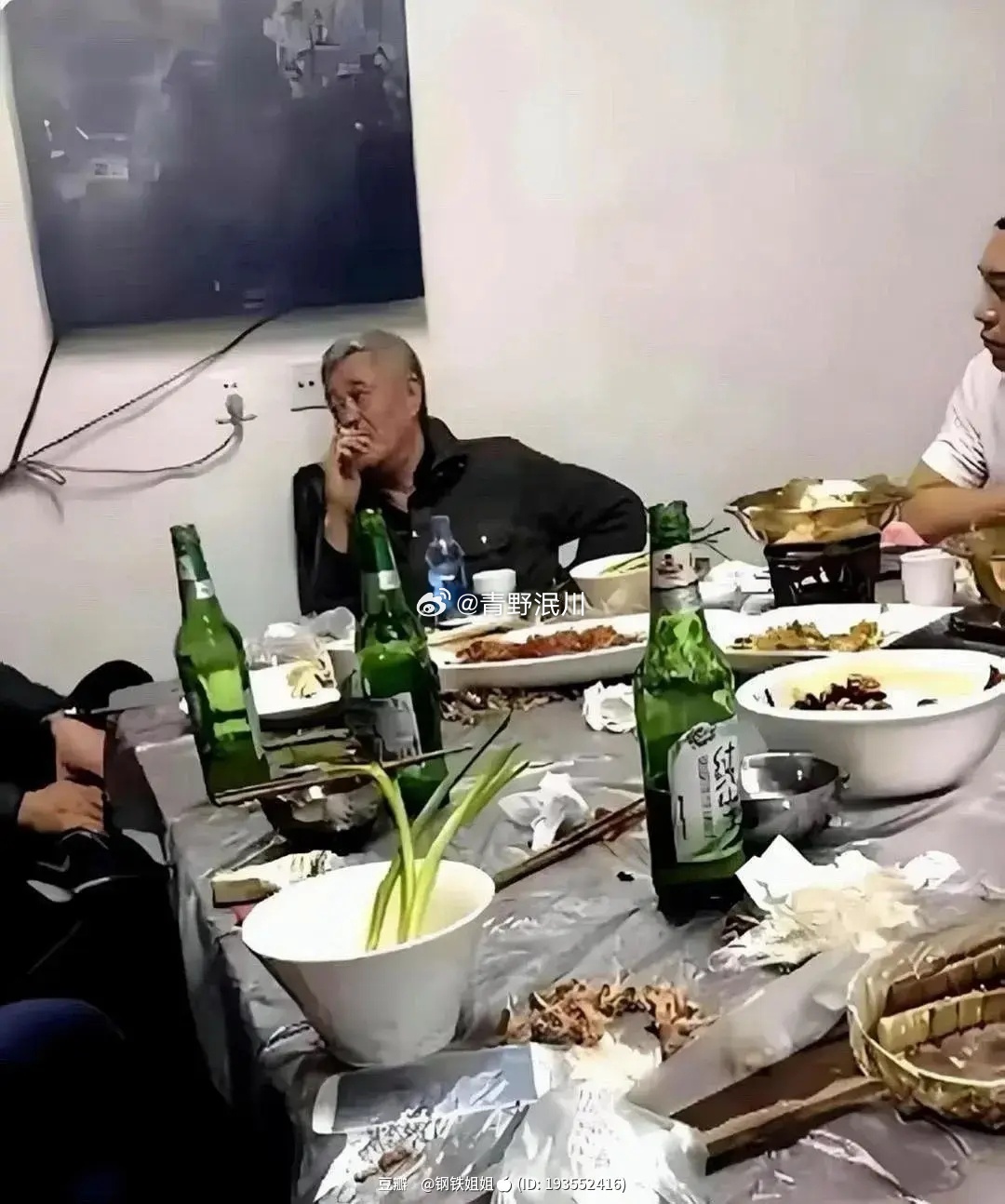 一位眼熟的大叔在吃饭时的照片 