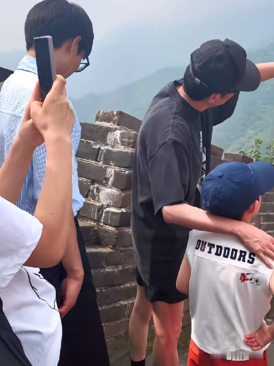 8月20日晚，有网友晒出偶遇冯绍峰带儿子登长城的照片，照片中，想想侧脸首次曝光。