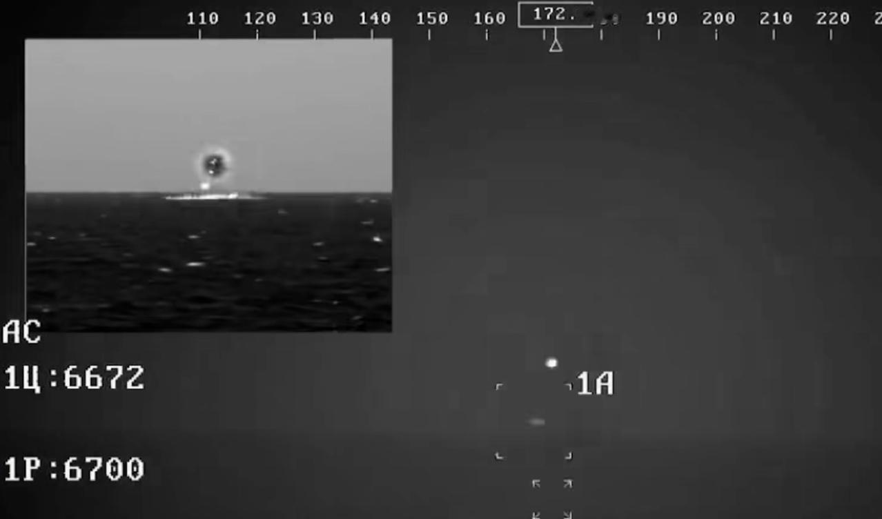 22800型小型导弹舰的“铠甲-M”防空系统使用导弹击落距离海面1.5米飞行的“