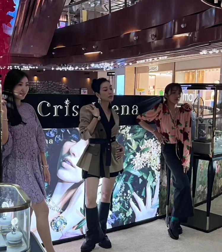 在香港兰桂坊，我偶遇了钟丽缇和张伦硕！钟丽缇个子不高，身材也不胖，但头发有点稀疏