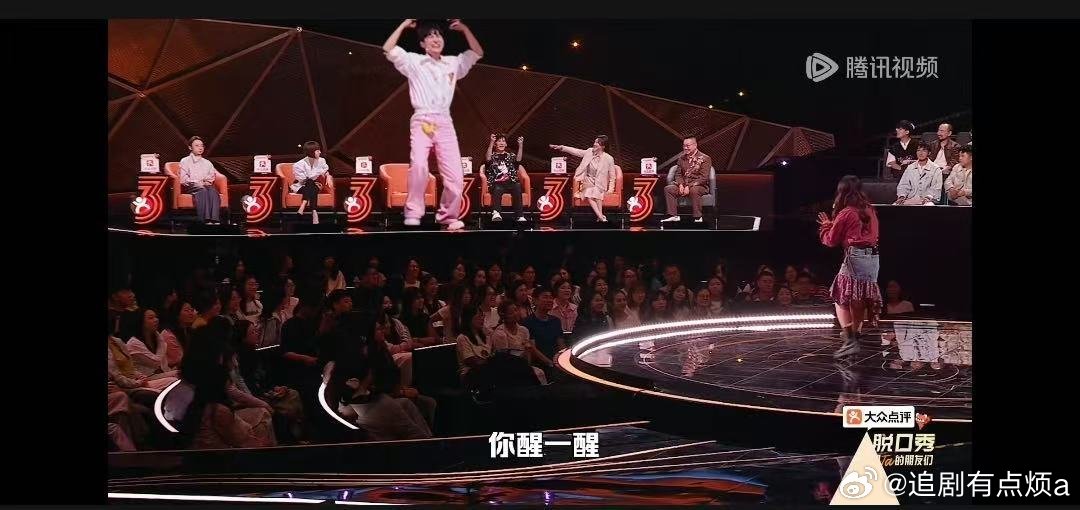 此刻的周深宛如巨人周深巨人般的身影渺小身躯藏着磅礴力量，台上悉心指引，成为选手最