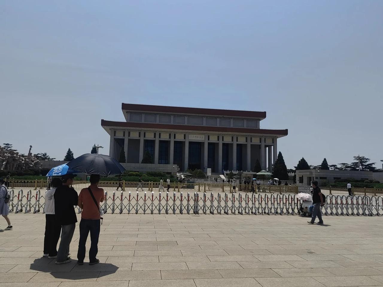 以我的亲身经历给朋友们说一下去纪念堂瞻仰毛主席遗容需要注意以下几点。
一：毛主席