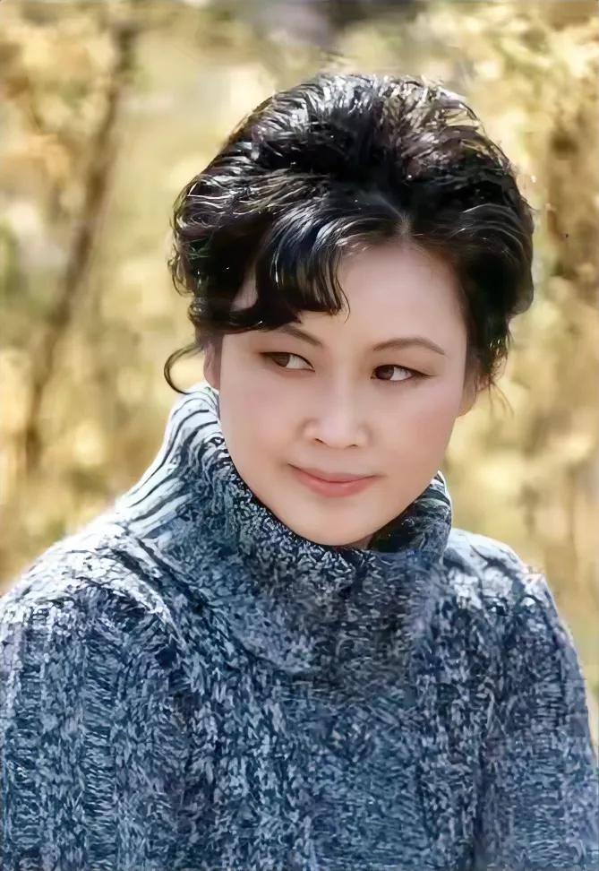 年轻时的女高音歌唱家李谷一也是一个“貌控”，实力担当，颜值担当。