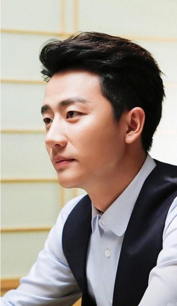 一次，杨幂和黄轩拍戏时，黄轩把杨幂的短裙往下拽了拽，然后又摸了摸杨幂的大腿，然而