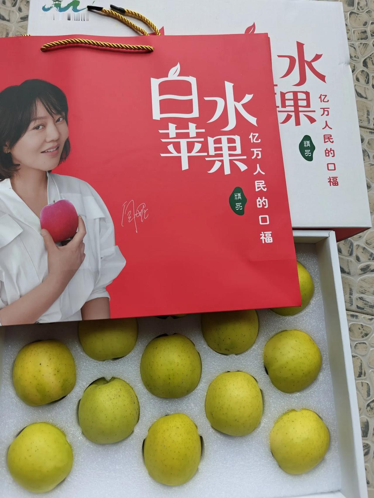 我上小学时，湖北荆州遭遇百年不遇洪灾，学校收到苹果之乡陕西白水小朋友捐赠的苹果，