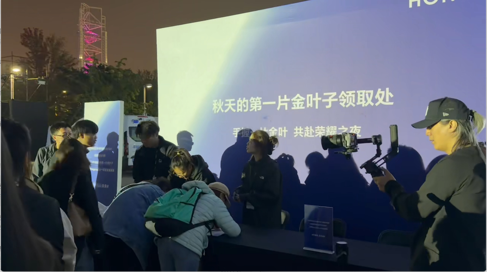 荣耀发布会含金量真高 见过发布会画饼的，没见过直接发“金”的！一句“不能让大家空