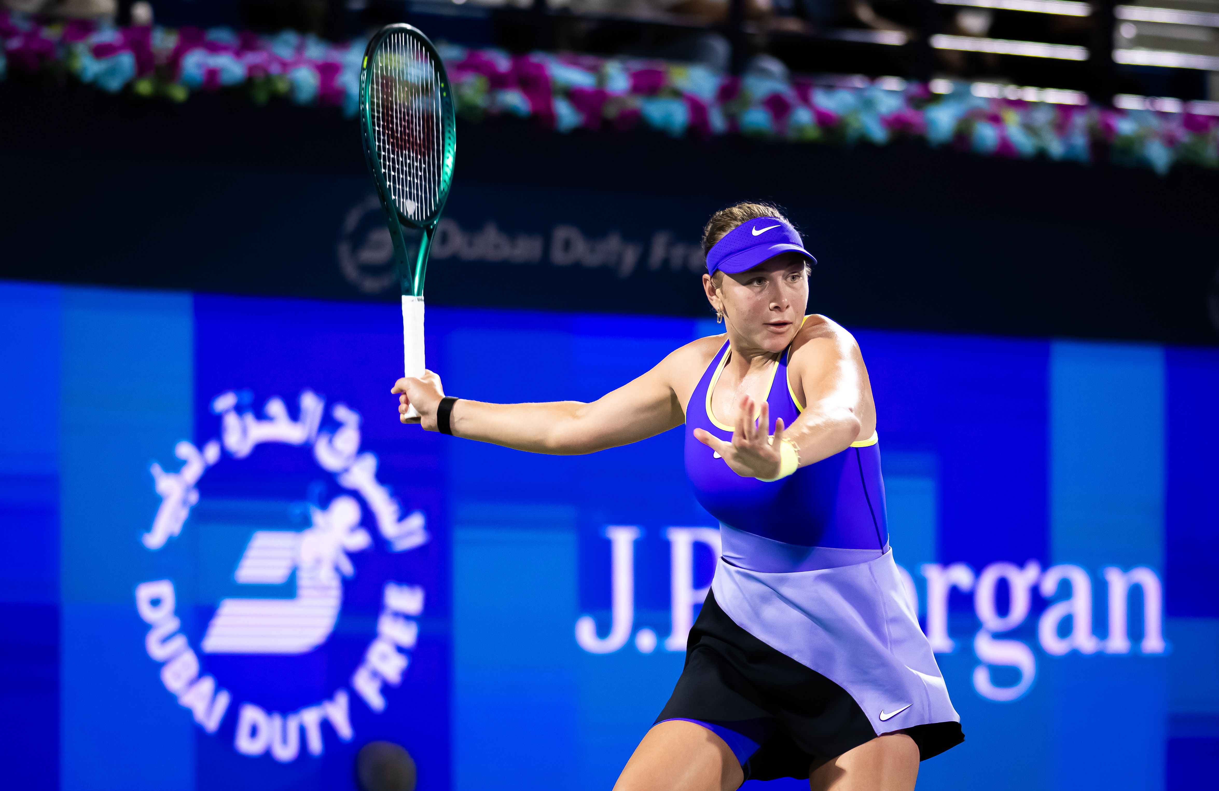 即时战况：正在进行的迪拜站半决赛，阿尼西莫娃首盘6-1佩古拉！ 