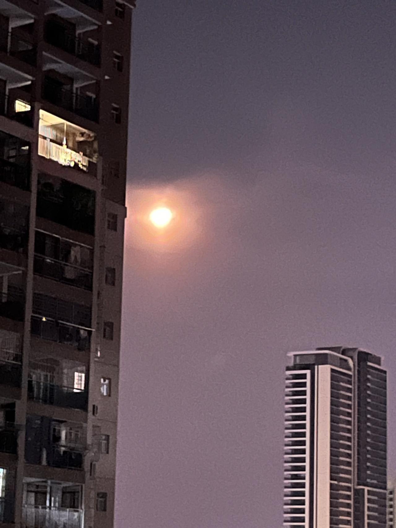 城市夜空中的明月，静谧而美丽。