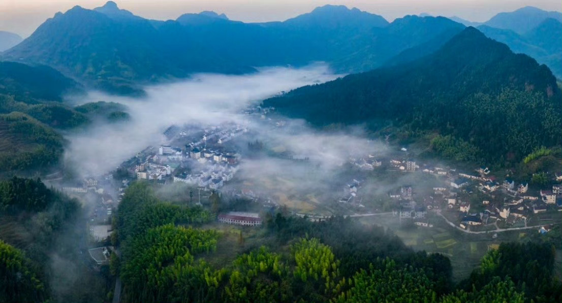 万里河山万里秋，国泰民安旺九州。 