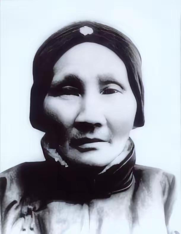 这个耸人听闻的标题背后的女人：清末肃亲王爱新觉罗·善耆。有的坊间传闻说善耆的生母