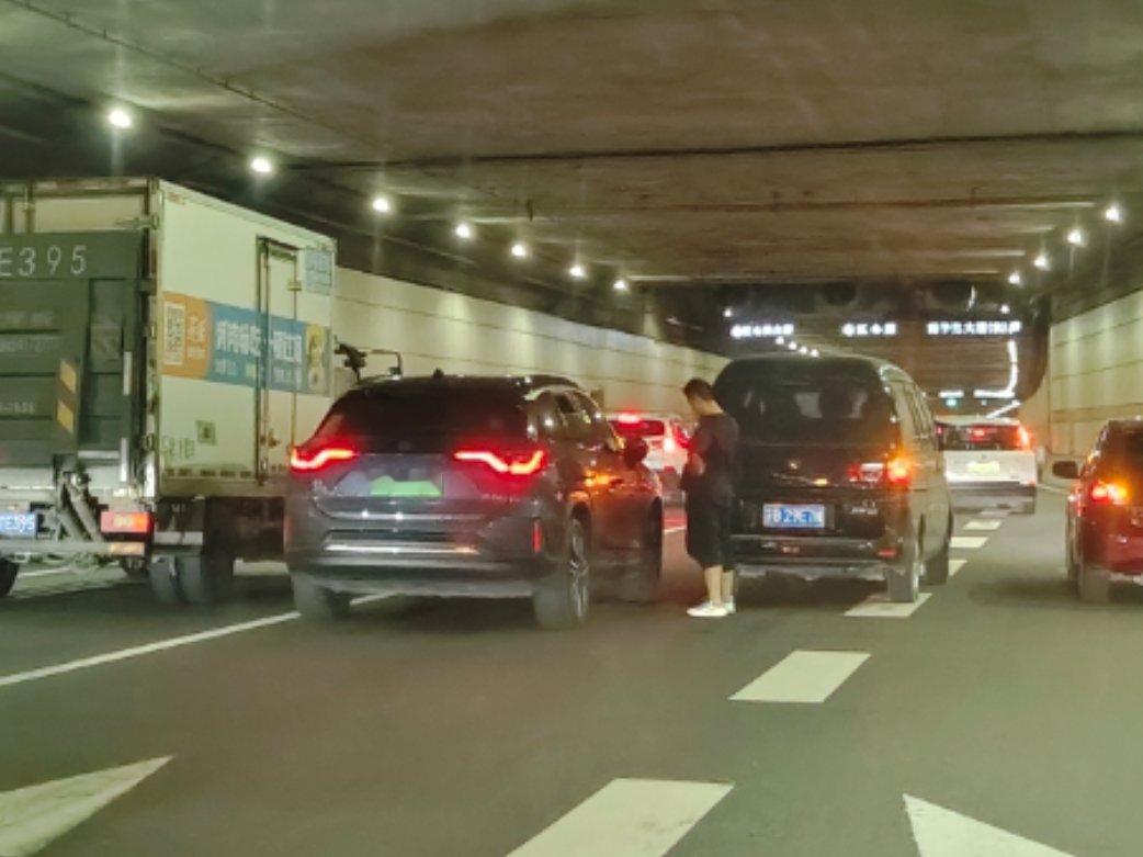 这种事故，很难区分责任吗？把这条路堵的水泄不通，哎…… ​​​