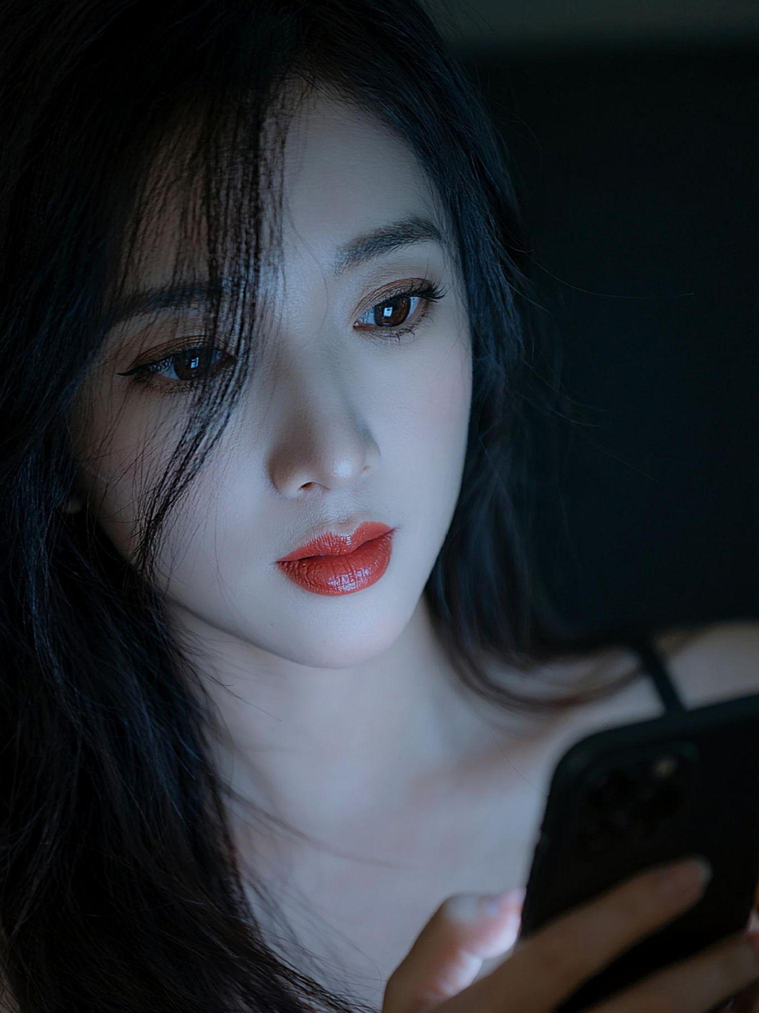 AI暗光持机照  开心快乐过好每一天