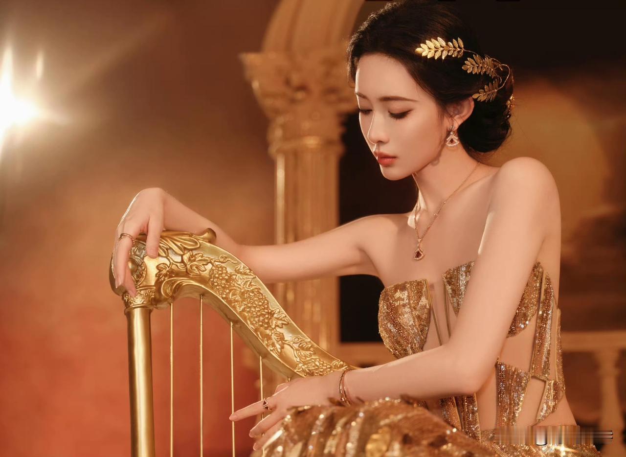 孟子义金色礼服穿搭，高贵典雅！